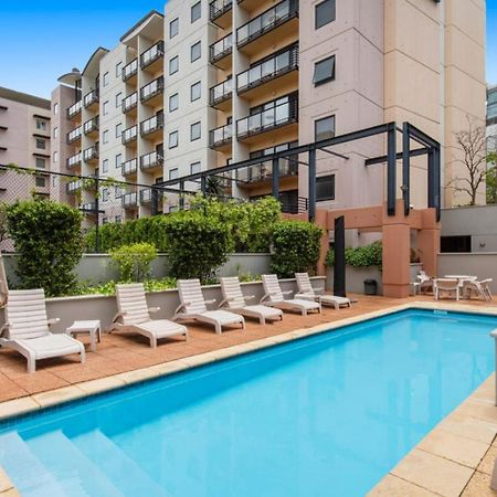 Lovely City Apartment With Private Courtyard, Pool, Free Parking, Gym Perth Exterior photo